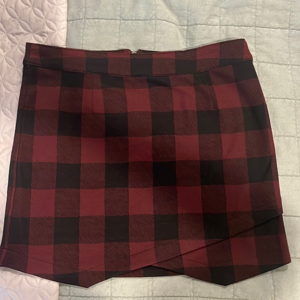 Steve Madden plaid skirt, Size 6 (runs large), soft, perfect for the holidays!